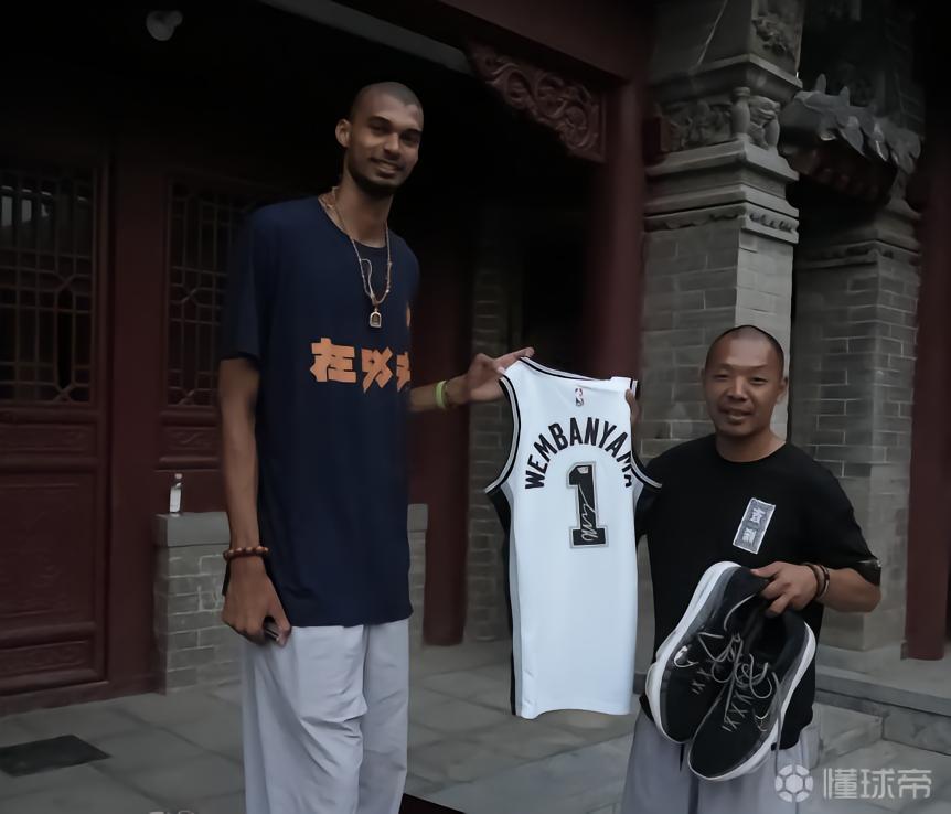 少林寺延安师傅祝贺文班:制心一处无事不办,总决赛加油!